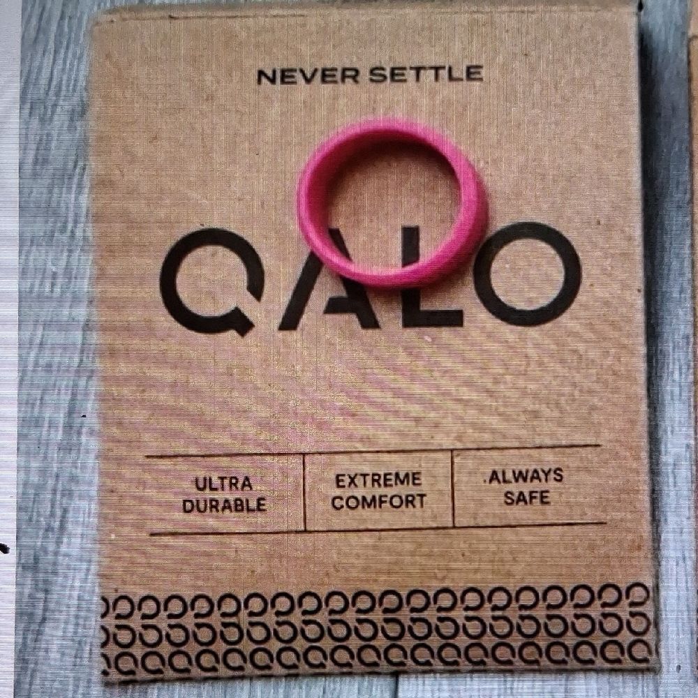 QALO Neon Pink High Grade Medical Silicone Ring Size 7 New